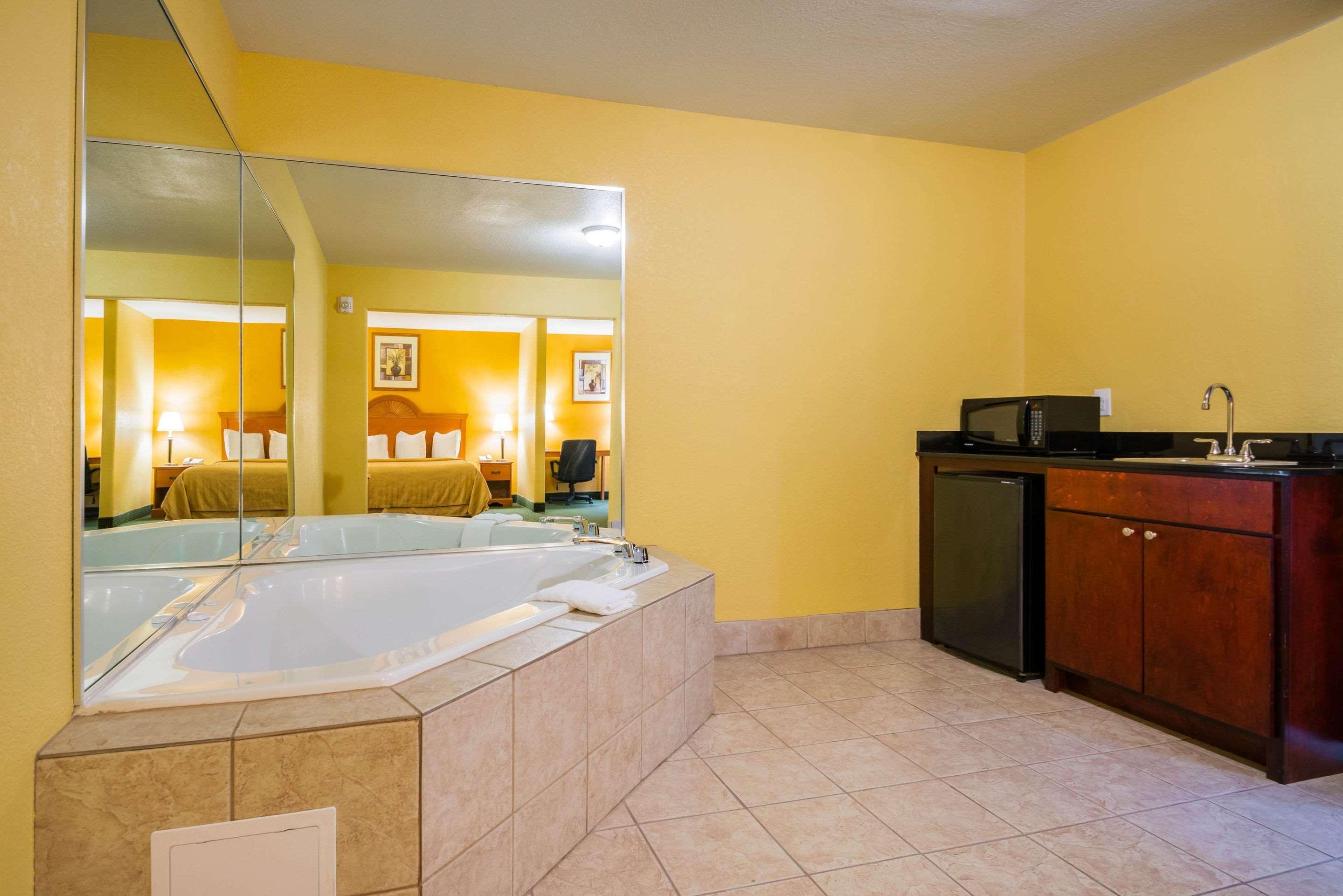 Quality Inn & Suites Franklin Bagian luar foto