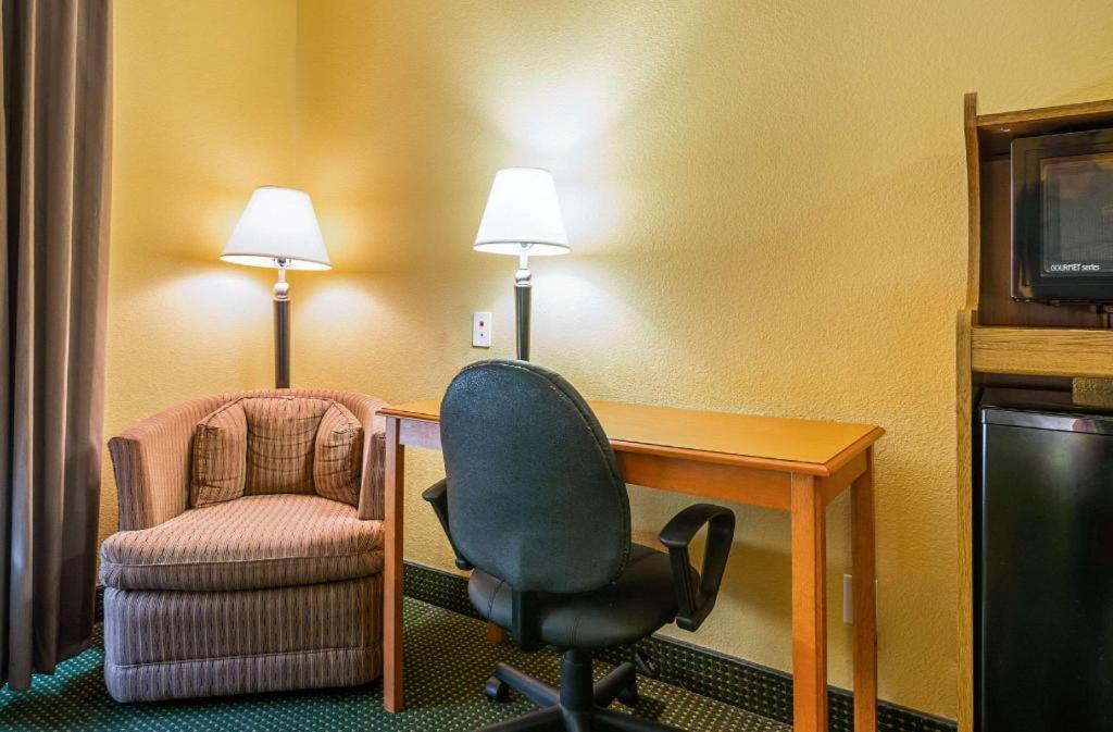 Quality Inn & Suites Franklin Bagian luar foto