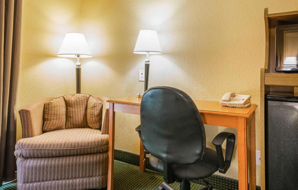 Quality Inn & Suites Franklin Bagian luar foto